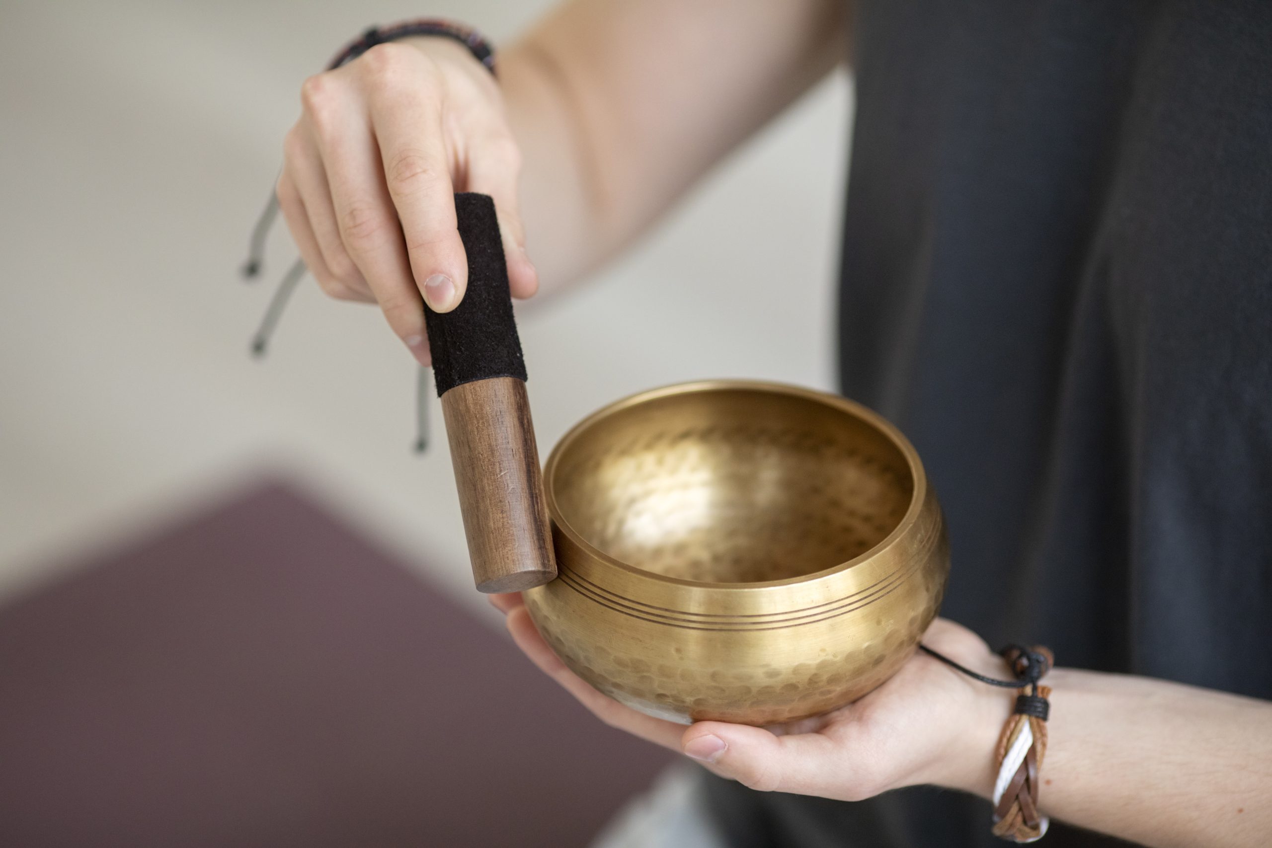 Massage-aux-bol-tibétain
